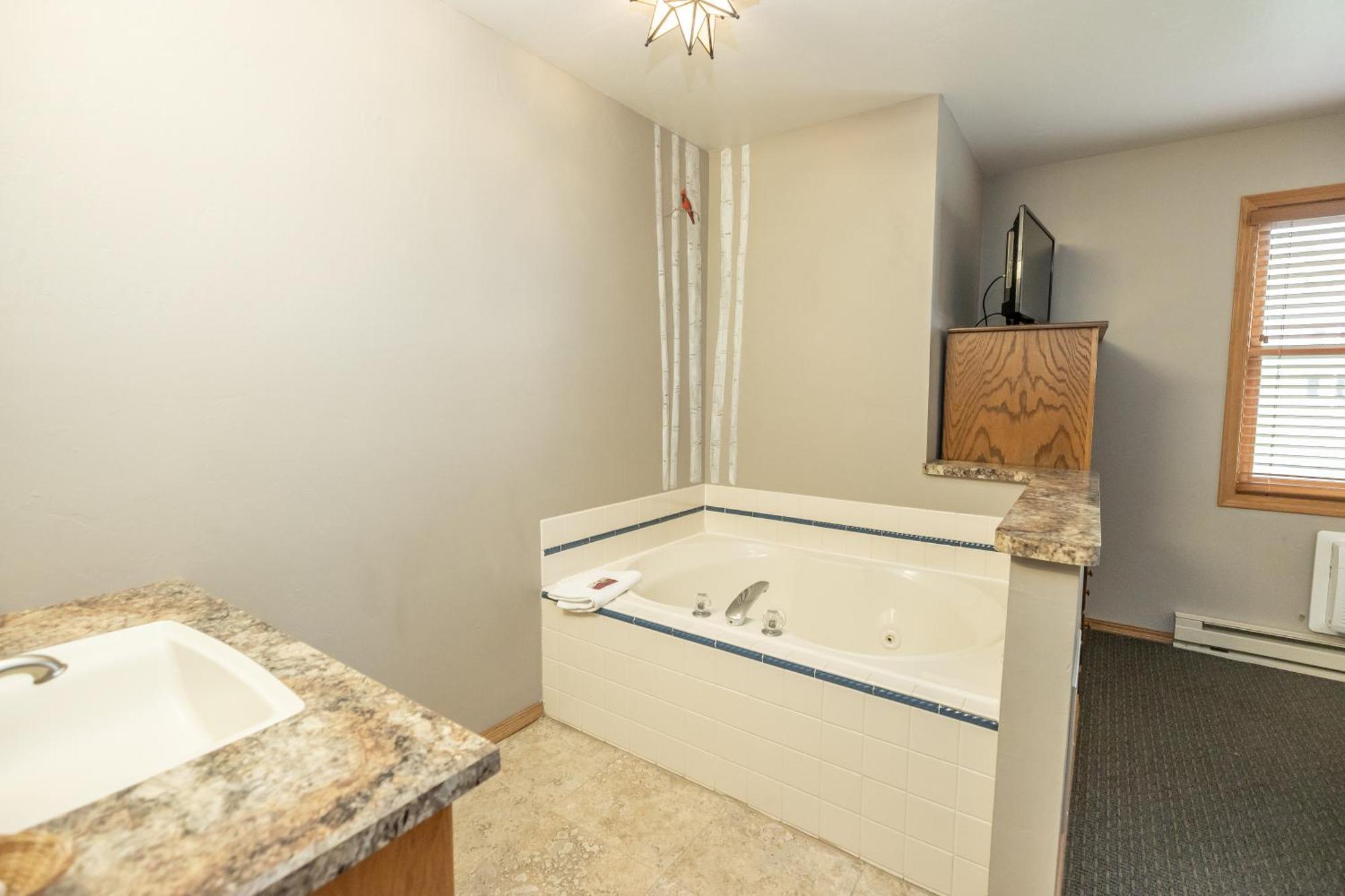 Westwood Shores Waterfront 3*