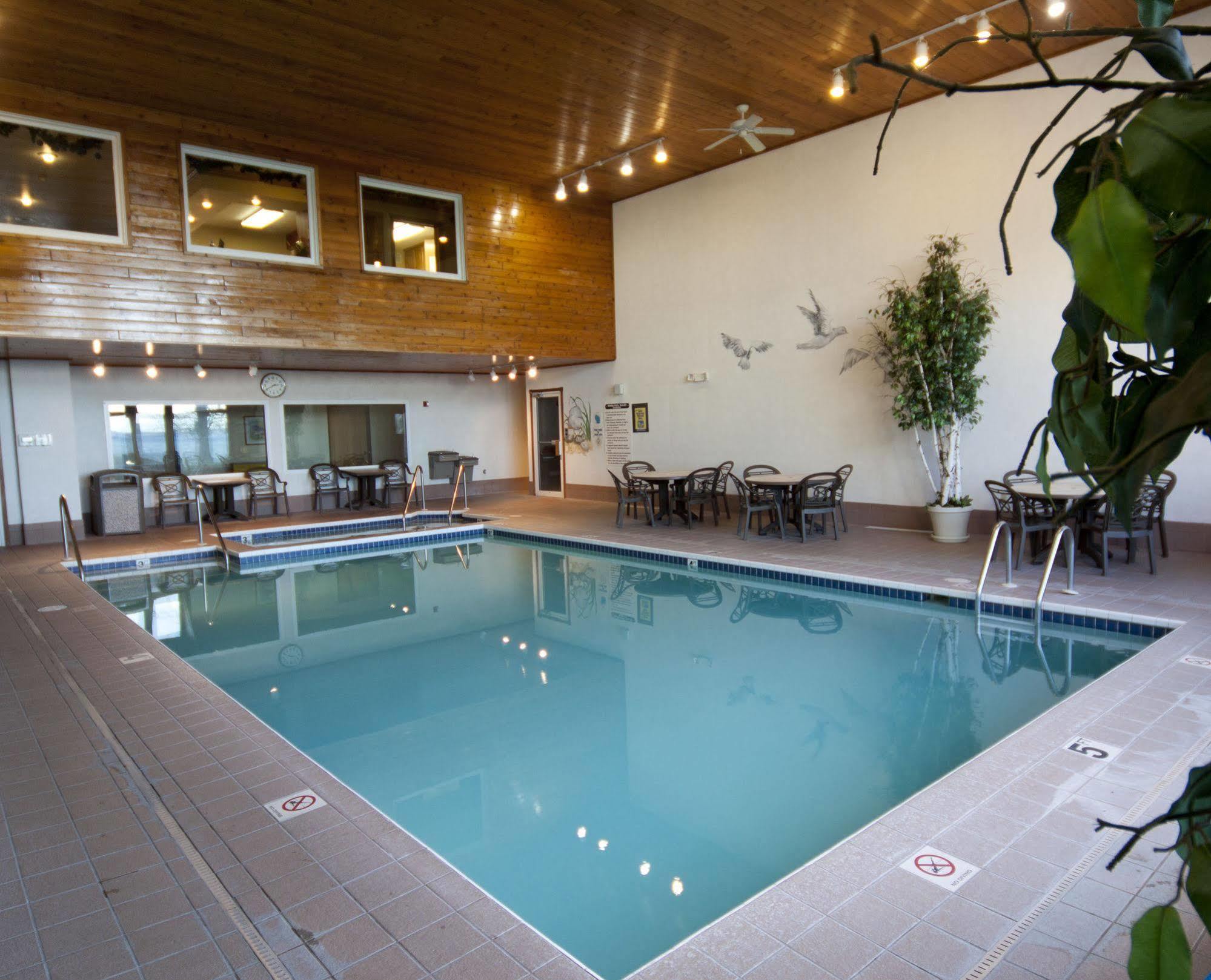 Westwood Shores Waterfront 3*